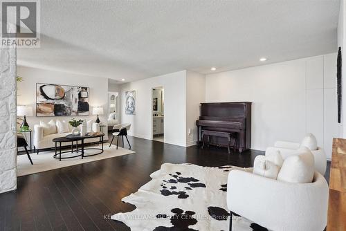 Ph2 - 75 Graydon Hall Drive, Toronto, ON - Indoor Photo Showing Living Room