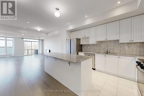 395 Tennant Circle, Vaughan, ON - Indoor Photo Showing Kitchen With Double Sink With Upgraded Kitchen