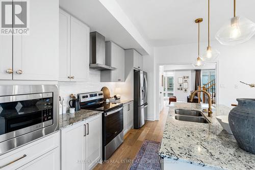 111 Drover Circle, Whitchurch-Stouffville, ON - Indoor Photo Showing Kitchen With Stainless Steel Kitchen With Double Sink With Upgraded Kitchen