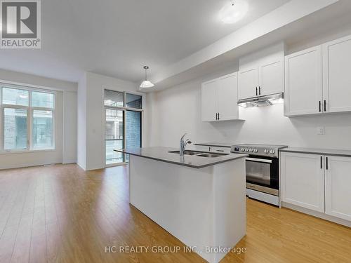 28 Millman Lane, Richmond Hill, ON - Indoor Photo Showing Kitchen With Upgraded Kitchen