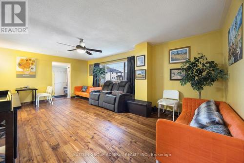 815 Lagoon Drive, Georgina, ON - Indoor Photo Showing Living Room