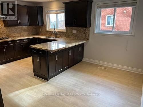 4289 Creeks End W, Mississauga, ON - Indoor Photo Showing Kitchen With Double Sink