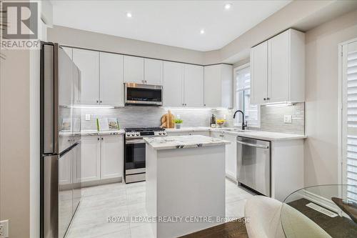 3946 Leonardo Street, Burlington, ON - Indoor Photo Showing Kitchen With Upgraded Kitchen