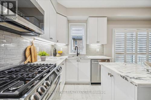 3946 Leonardo Street, Burlington, ON - Indoor Photo Showing Kitchen With Upgraded Kitchen