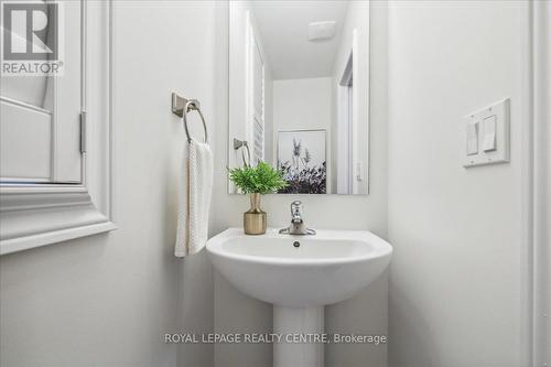 3946 Leonardo Street, Burlington, ON - Indoor Photo Showing Bathroom