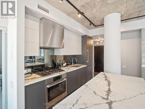 810 - 650 King Street W, Toronto, ON - Indoor Photo Showing Kitchen