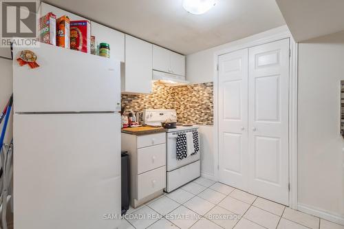 5776 Invergordon Lane, Mississauga, ON - Indoor Photo Showing Kitchen