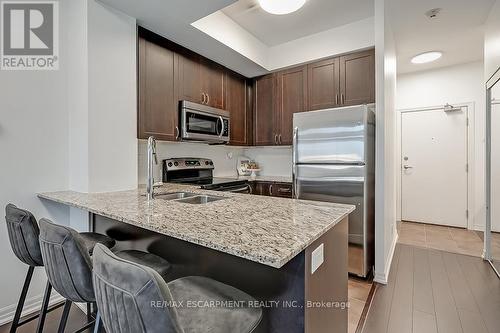 216 - 1940 Ironstone Drive, Burlington, ON - Indoor Photo Showing Kitchen With Double Sink With Upgraded Kitchen