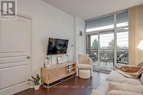 216 - 1940 Ironstone Drive, Burlington, ON - Indoor Photo Showing Living Room