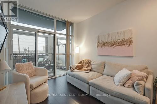 216 - 1940 Ironstone Drive, Burlington, ON - Indoor Photo Showing Living Room