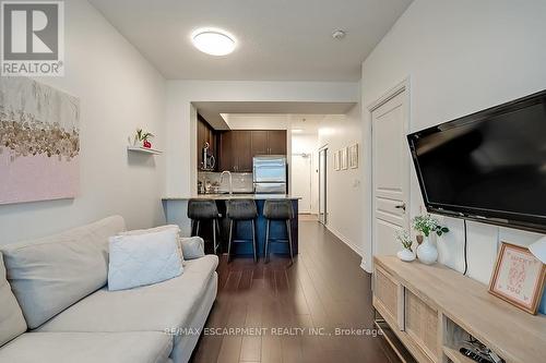 216 - 1940 Ironstone Drive, Burlington, ON - Indoor Photo Showing Living Room