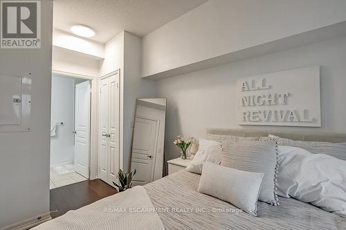 216 - 1940 Ironstone Drive, Burlington, ON - Indoor Photo Showing Bedroom