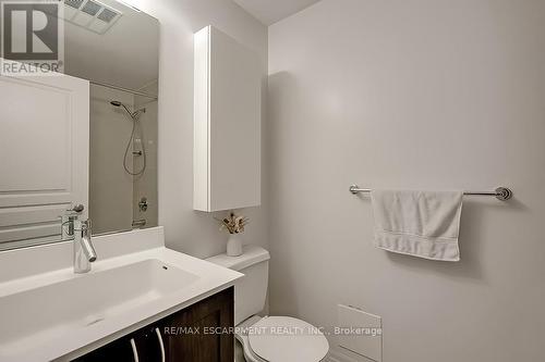 216 - 1940 Ironstone Drive, Burlington, ON - Indoor Photo Showing Bathroom