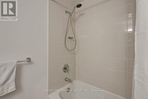 216 - 1940 Ironstone Drive, Burlington, ON - Indoor Photo Showing Bathroom