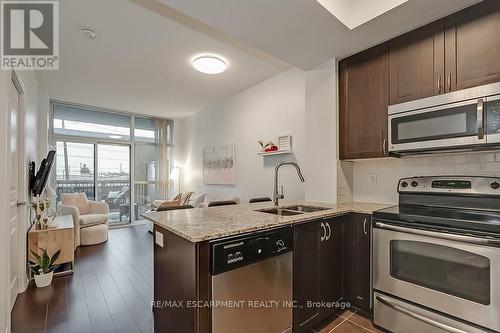 216 - 1940 Ironstone Drive, Burlington, ON - Indoor Photo Showing Kitchen With Double Sink