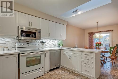 2303 Kingfisher Court, Oakville, ON - Indoor Photo Showing Kitchen