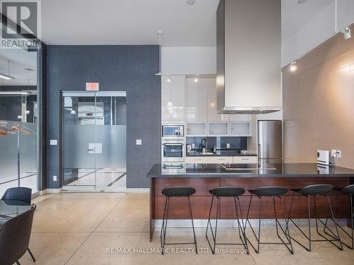 403 - 380 Macpherson Avenue, Toronto, ON - Indoor Photo Showing Kitchen