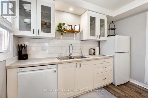 4105 Tufford Road, Lincoln, ON - Indoor Photo Showing Kitchen With Double Sink