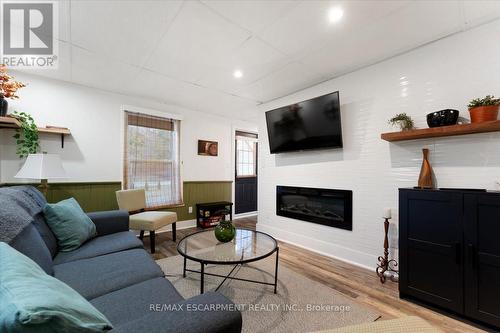 4105 Tufford Road, Lincoln, ON - Indoor Photo Showing Living Room With Fireplace