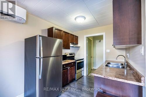 2 - 540 Mary Street E, Whitby (Downtown Whitby), ON - Indoor Photo Showing Kitchen With Double Sink