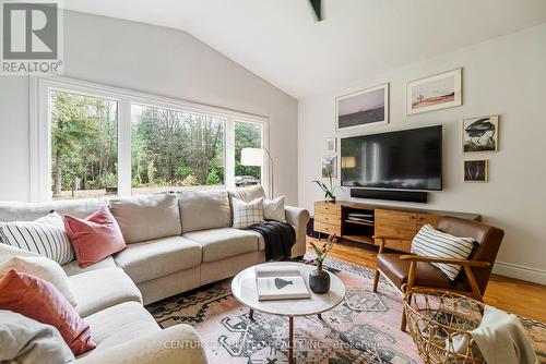 647C Ravenshoe Road, Uxbridge, ON - Indoor Photo Showing Living Room