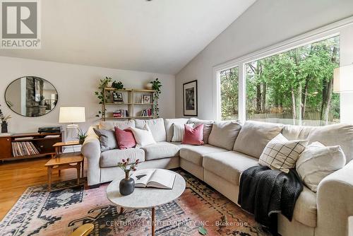 647C Ravenshoe Road, Uxbridge, ON - Indoor Photo Showing Living Room