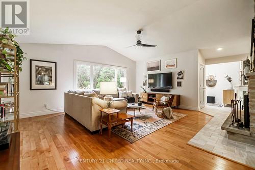 647C Ravenshoe Road, Uxbridge, ON - Indoor Photo Showing Living Room