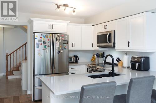 16 Lang Court, Kawartha Lakes (Lindsay), ON - Indoor Photo Showing Kitchen With Upgraded Kitchen