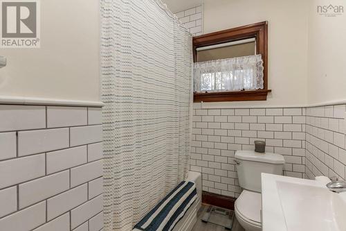 238 Nichols Avenue, Kentville, NS - Indoor Photo Showing Bathroom