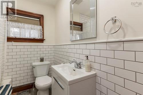 238 Nichols Avenue, Kentville, NS - Indoor Photo Showing Bathroom