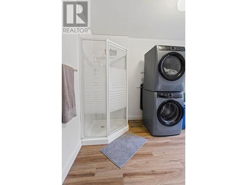 6931 Customs Road, Kingsgate, BC - Indoor Photo Showing Laundry Room