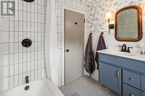 6931 Customs Road, Kingsgate, BC - Indoor Photo Showing Bathroom