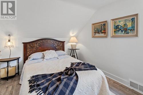 6931 Customs Road, Kingsgate, BC - Indoor Photo Showing Bedroom