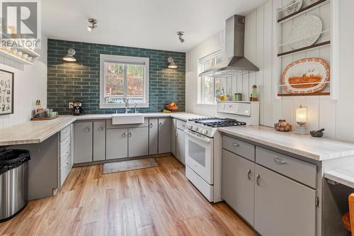 6931 Customs Road, Kingsgate, BC - Indoor Photo Showing Kitchen