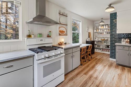 6931 Customs Road, Kingsgate, BC - Indoor Photo Showing Kitchen