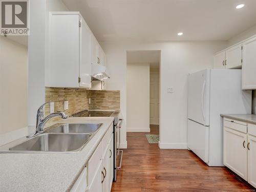 106 1110 Oscar St, Victoria, BC - Indoor Photo Showing Kitchen With Double Sink