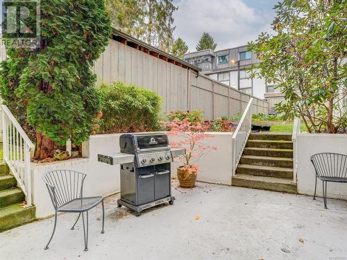 Communal BBQ and seating area for residents and guests - 106 1110 Oscar St, Victoria, BC - Outdoor