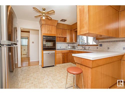 7616 130 Av Nw, Edmonton, AB - Indoor Photo Showing Kitchen