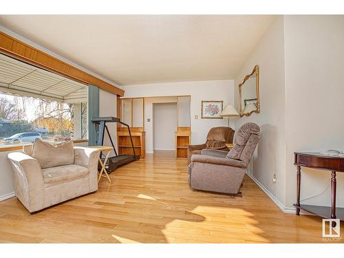 7616 130 Av Nw, Edmonton, AB - Indoor Photo Showing Living Room