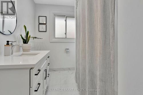 21 Franklin Street, Brantford, ON - Indoor Photo Showing Bathroom