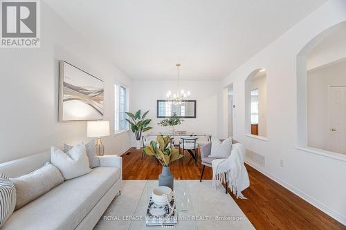 784 Lambe Court, Mississauga, ON - Indoor Photo Showing Living Room