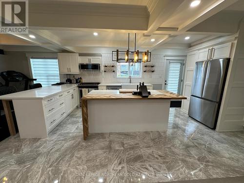 70 Main Street, Kirkland Lake, ON - Indoor Photo Showing Kitchen With Upgraded Kitchen