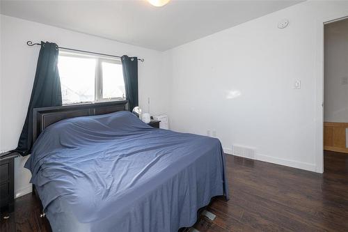 1636 Logan Avenue, Winnipeg, MB - Indoor Photo Showing Bedroom