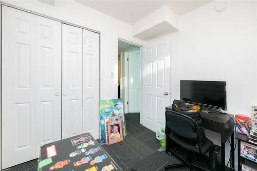 1636 Logan Avenue, Winnipeg, MB - Indoor Photo Showing Office