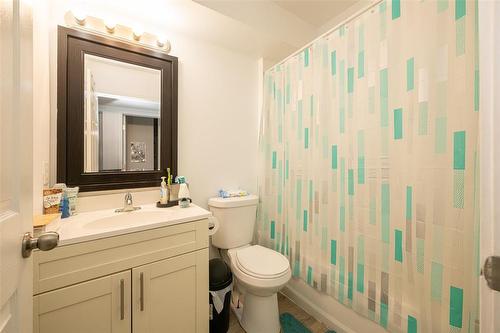 1636 Logan Avenue, Winnipeg, MB - Indoor Photo Showing Bathroom