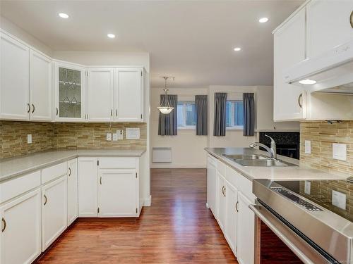 106-1110 Oscar St, Victoria, BC - Indoor Photo Showing Kitchen With Double Sink