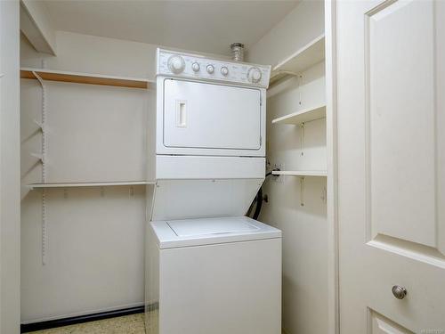 106-1110 Oscar St, Victoria, BC - Indoor Photo Showing Laundry Room