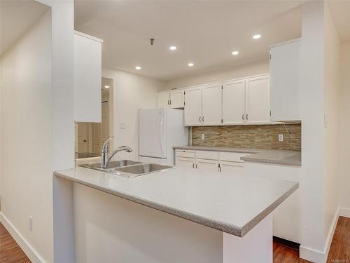 106-1110 Oscar St, Victoria, BC - Indoor Photo Showing Kitchen With Double Sink