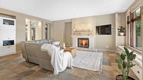 4100 Lakeshore Road, Kelowna, BC - Indoor Photo Showing Living Room With Fireplace