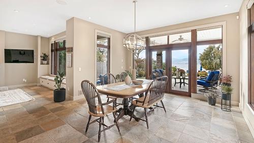 4100 Lakeshore Road, Kelowna, BC - Indoor Photo Showing Dining Room